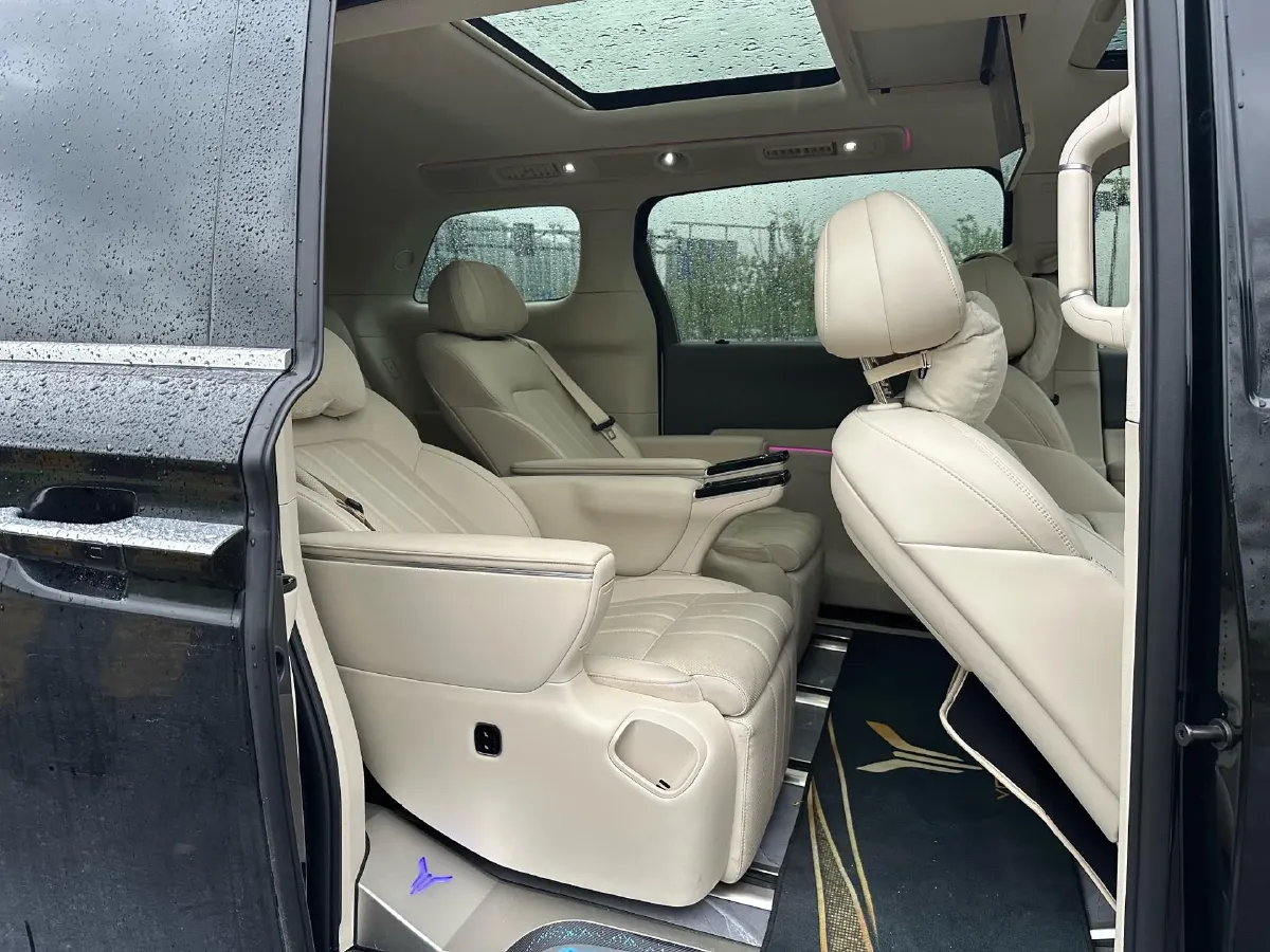 2025 Voyah Dream 1.5T 150HP L4 PHEV 41.7KWH,autocango,china used car exporter,china ev exporter,chinese used car exporter,chinese used ev exporter