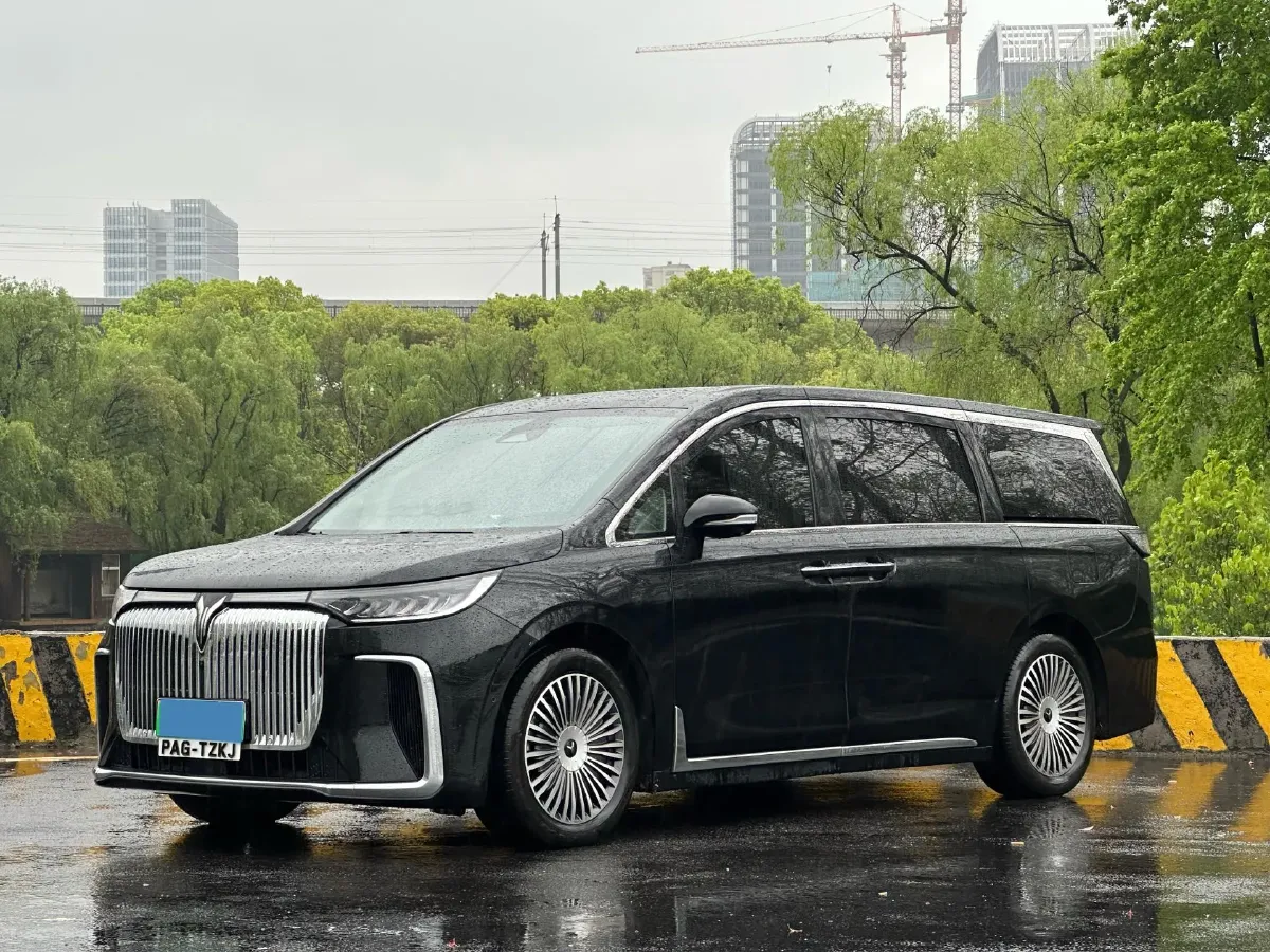 2025 Voyah Dream 1.5T 150HP L4 PHEV 41.7KWH,autocango,china used car exporter,china ev exporter,chinese used car exporter,chinese used ev exporter
