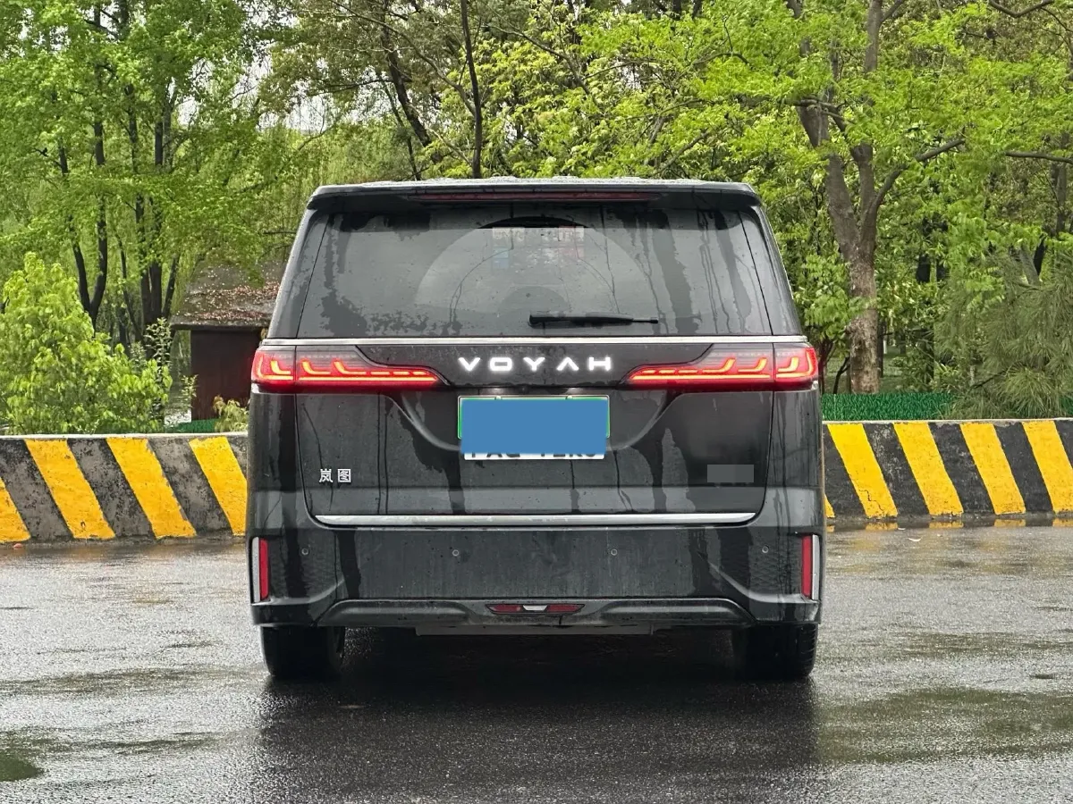 2025 Voyah Dream 1.5T 150HP L4 PHEV 41.7KWH,autocango,china used car exporter,china ev exporter,chinese used car exporter,chinese used ev exporter
