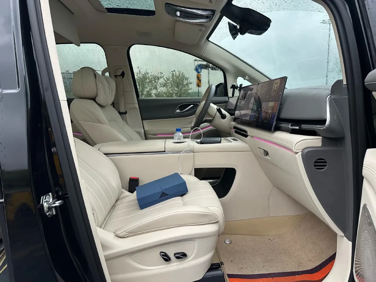 2025 Voyah Dream 1.5T 150HP L4 PHEV 41.7KWH,autocango,china used car exporter,china ev exporter,chinese used car exporter,chinese used ev exporter