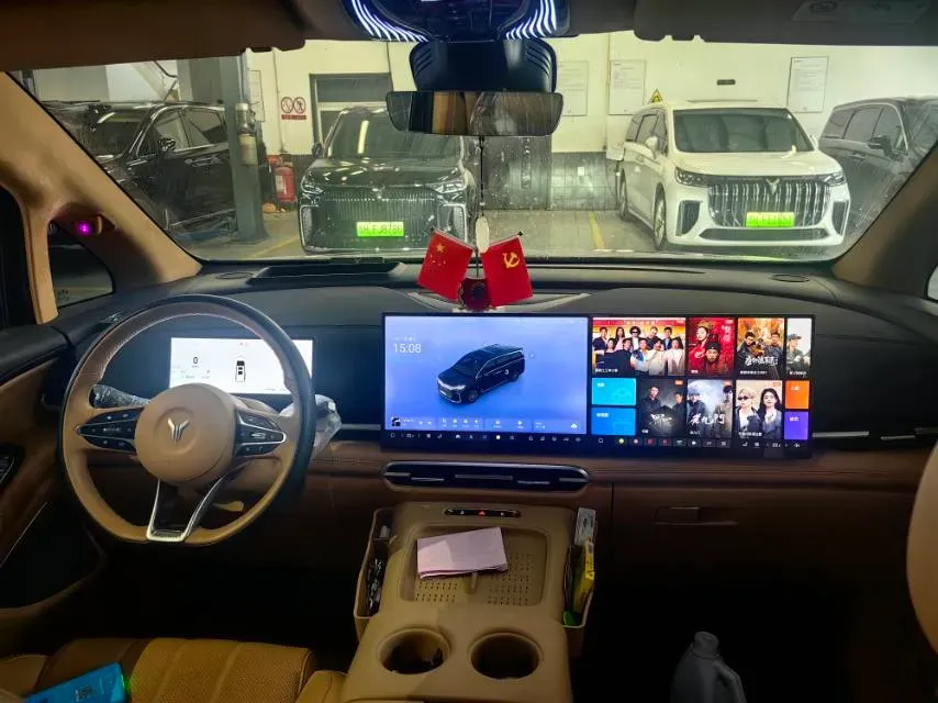 2025 Voyah Dream 1.5T 150HP L4 PHEV 41.7KWH,autocango,china used car exporter,china ev exporter,chinese used car exporter,chinese used ev exporter