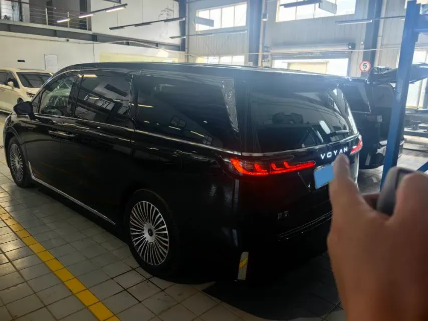 2025 Voyah Dream 1.5T 150HP L4 PHEV 41.7KWH,autocango,china used car exporter,china ev exporter,chinese used car exporter,chinese used ev exporter