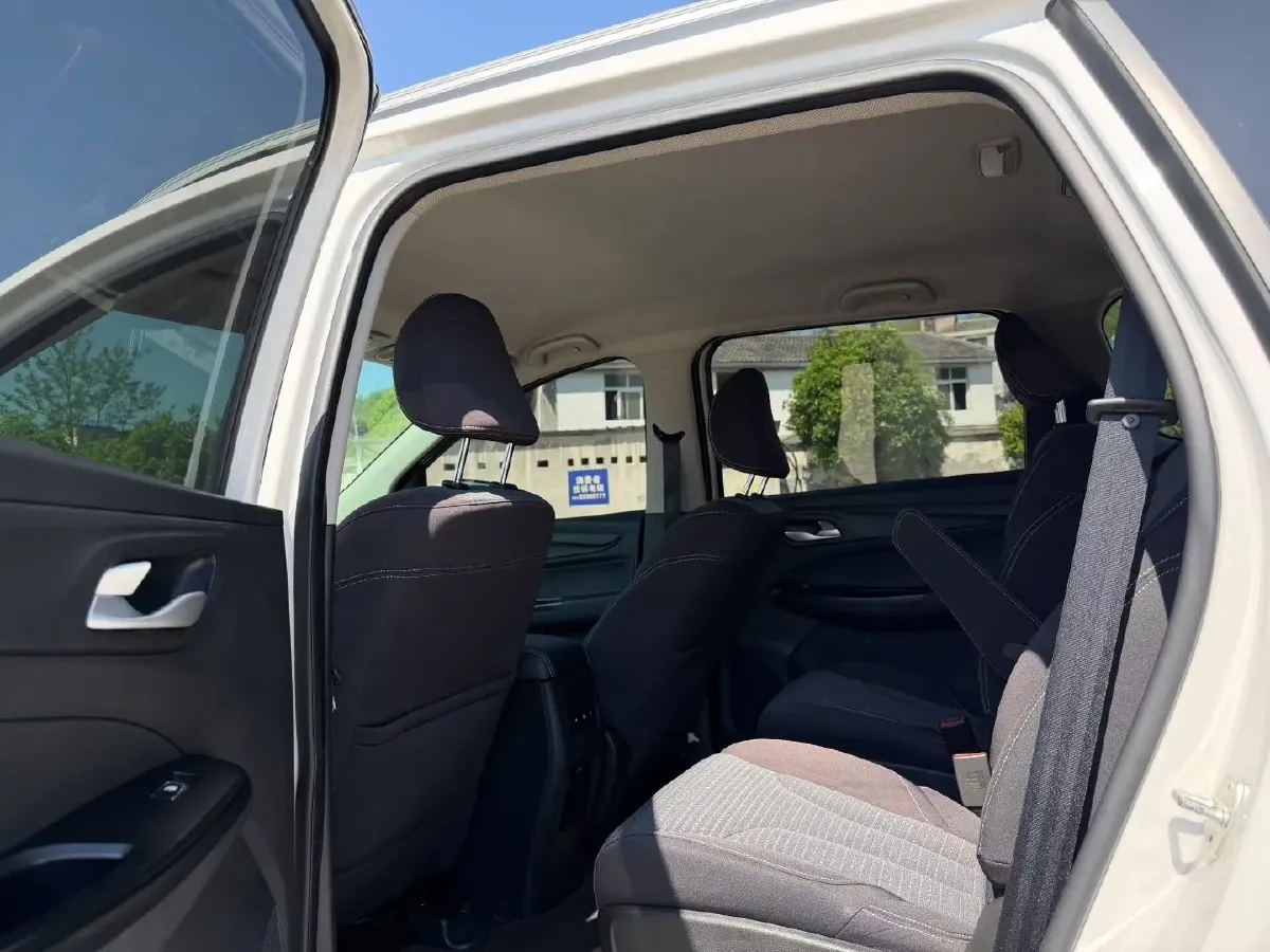 2019 BaoJun 730 1.5L 112HP L4 6MT,autocango,china used car exporter,china ev exporter,chinese used car exporter,chinese used ev exporter