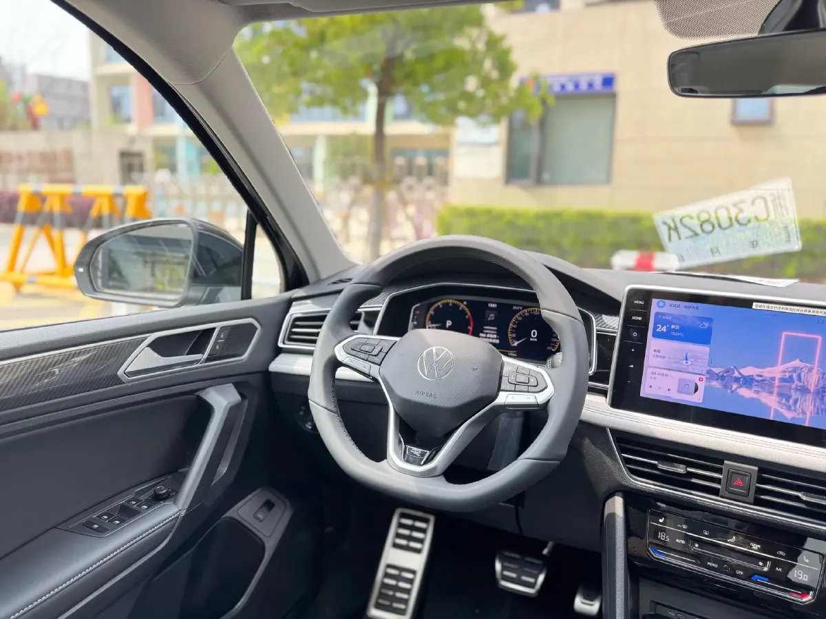 2025 Volkswagen Tiguan L 2.0T 186HP L4 7DCT,autocango,china used car exporter,china ev exporter,chinese used car exporter,chinese used ev exporter
