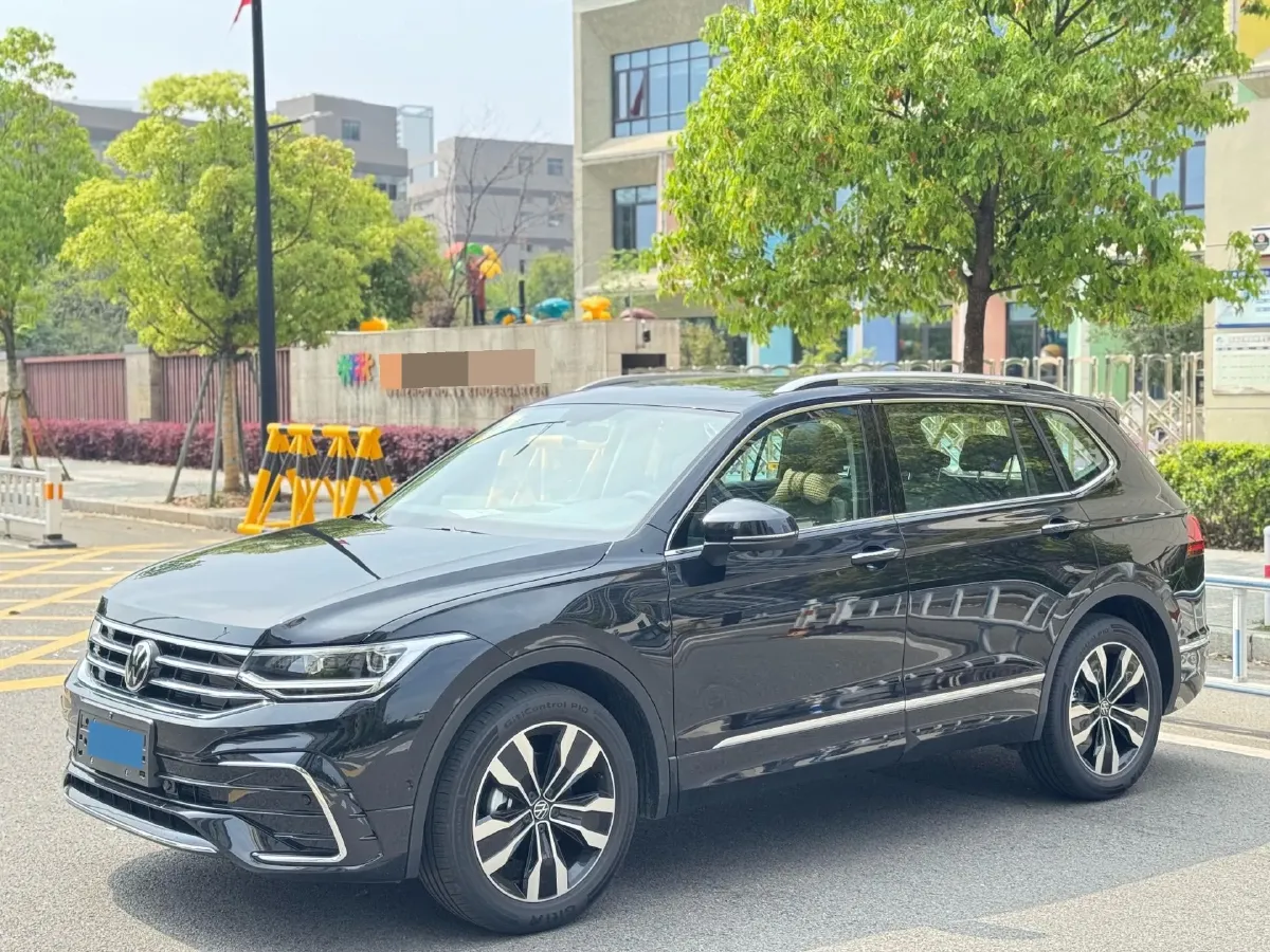 2025 Volkswagen Tiguan L 2.0T 186HP L4 7DCT,autocango,china used car exporter,china ev exporter,chinese used car exporter,chinese used ev exporter