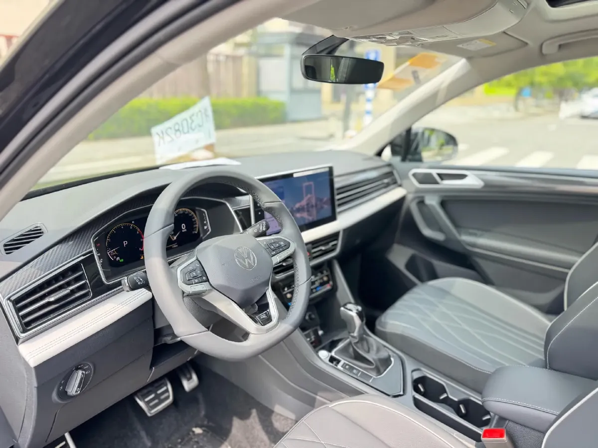 2025 Volkswagen Tiguan L 2.0T 186HP L4 7DCT,autocango,china used car exporter,china ev exporter,chinese used car exporter,chinese used ev exporter