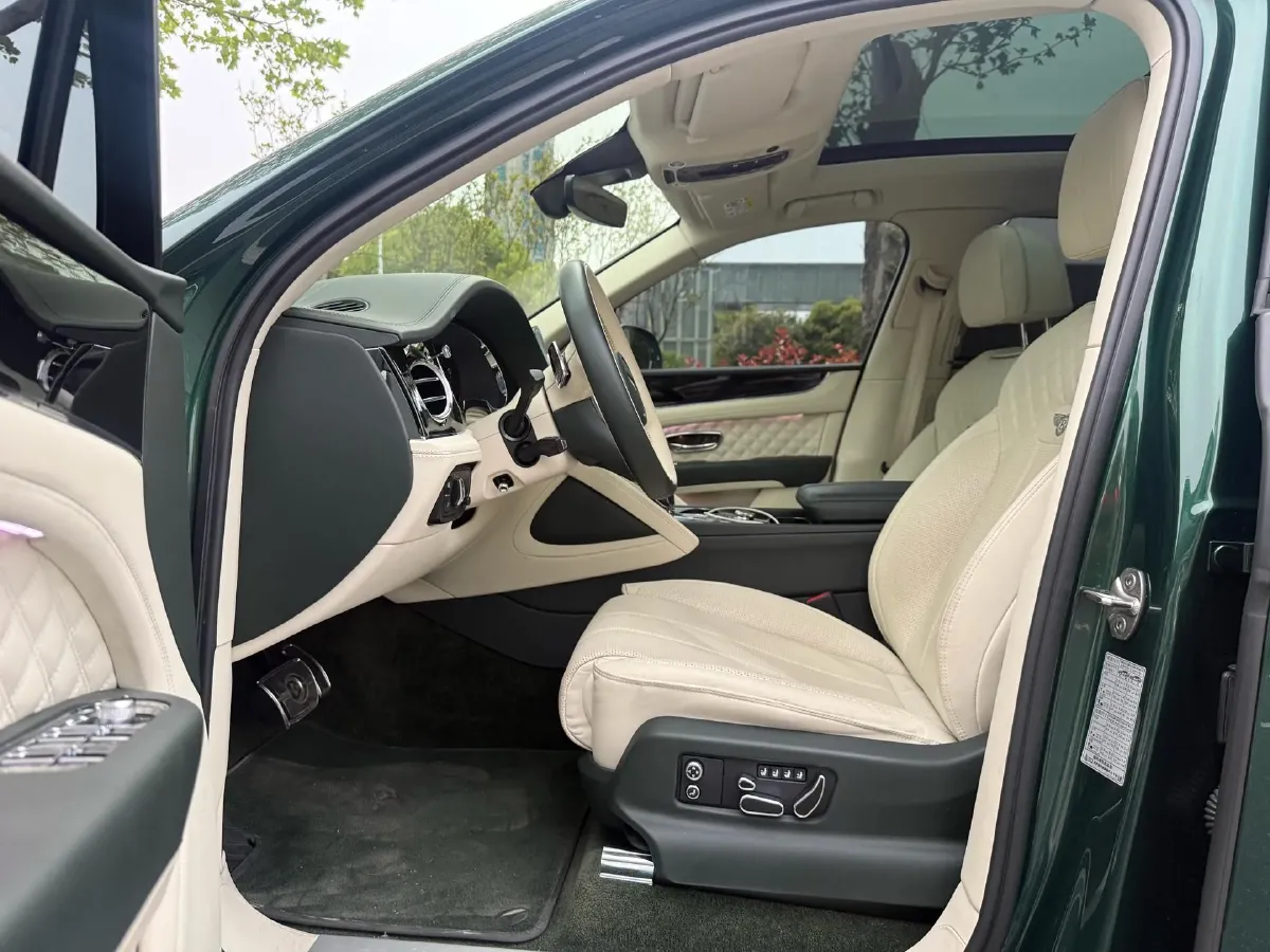 2022 Bentley Bentayga 4.0T 550HP V8 8AT,autocango,china used car exporter,china ev exporter,chinese used car exporter,chinese used ev exporter