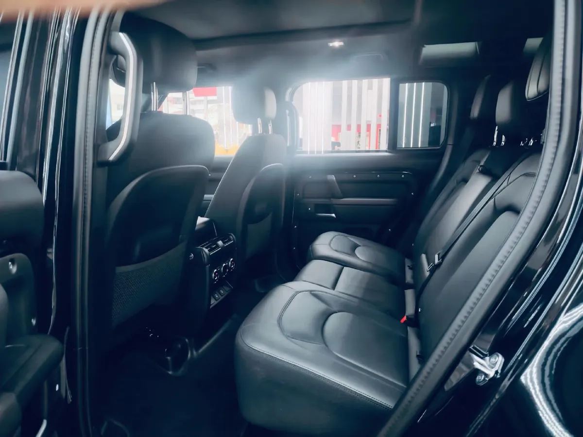 2025 Land Rover Defender 3.0T 400HP L6 8AT,autocango,china used car exporter,china ev exporter,chinese used car exporter,chinese used ev exporter