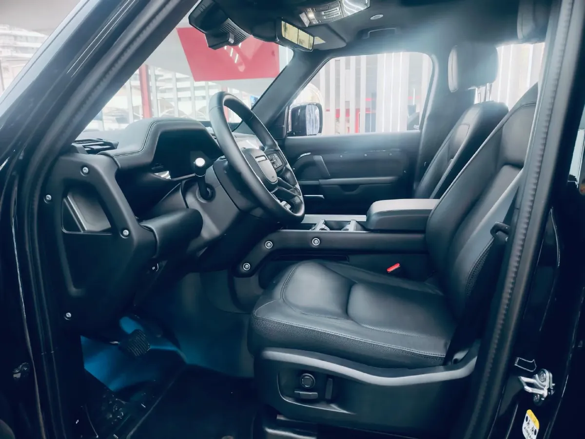 2025 Land Rover Defender 3.0T 400HP L6 8AT,autocango,china used car exporter,china ev exporter,chinese used car exporter,chinese used ev exporter