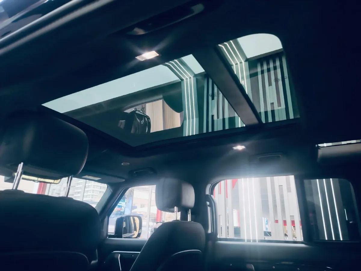 2025 Land Rover Defender 3.0T 400HP L6 8AT,autocango,china used car exporter,china ev exporter,chinese used car exporter,chinese used ev exporter