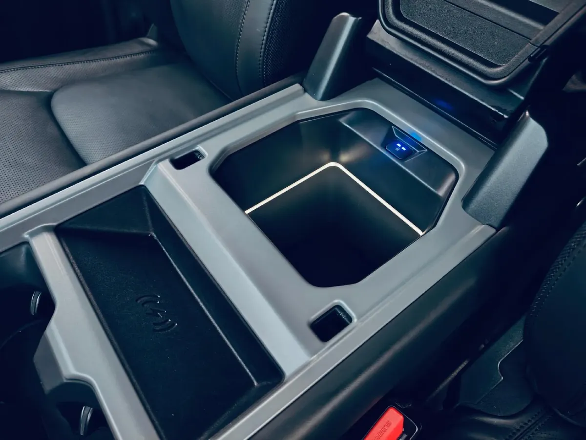 2025 Land Rover Defender 3.0T 400HP L6 8AT,autocango,china used car exporter,china ev exporter,chinese used car exporter,chinese used ev exporter