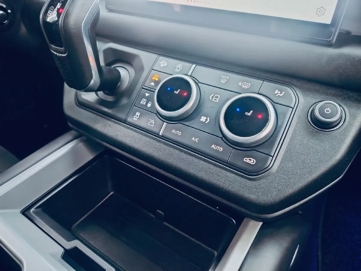 2025 Land Rover Defender 3.0T 400HP L6 8AT,autocango,china used car exporter,china ev exporter,chinese used car exporter,chinese used ev exporter