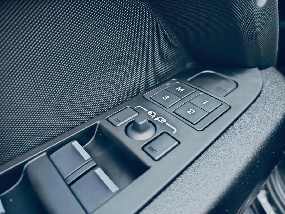 2025 Land Rover Defender 3.0T 400HP L6 8AT,autocango,china used car exporter,china ev exporter,chinese used car exporter,chinese used ev exporter