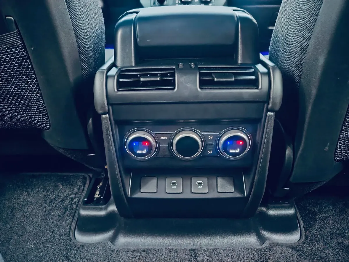 2025 Land Rover Defender 3.0T 400HP L6 8AT,autocango,china used car exporter,china ev exporter,chinese used car exporter,chinese used ev exporter