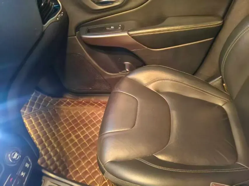 2019 Jeep Cherokee 2.0T 265HP L4 9AT,autocango,china used car exporter,china ev exporter,chinese used car exporter,chinese used ev exporter