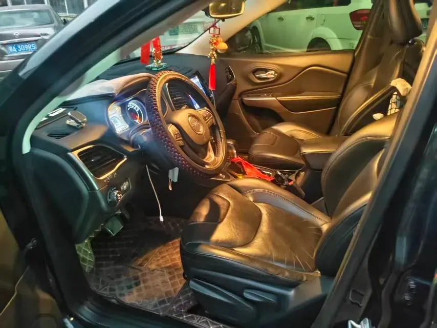 2019 Jeep Cherokee 2.0T 265HP L4 9AT,autocango,china used car exporter,china ev exporter,chinese used car exporter,chinese used ev exporter