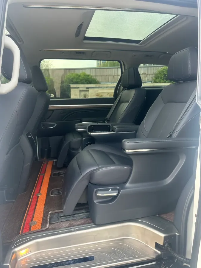 2021 GAC Trumpchi M8 2.0T 252HP L4 8AT,autocango,china used car exporter,china ev exporter,chinese used car exporter,chinese used ev exporter