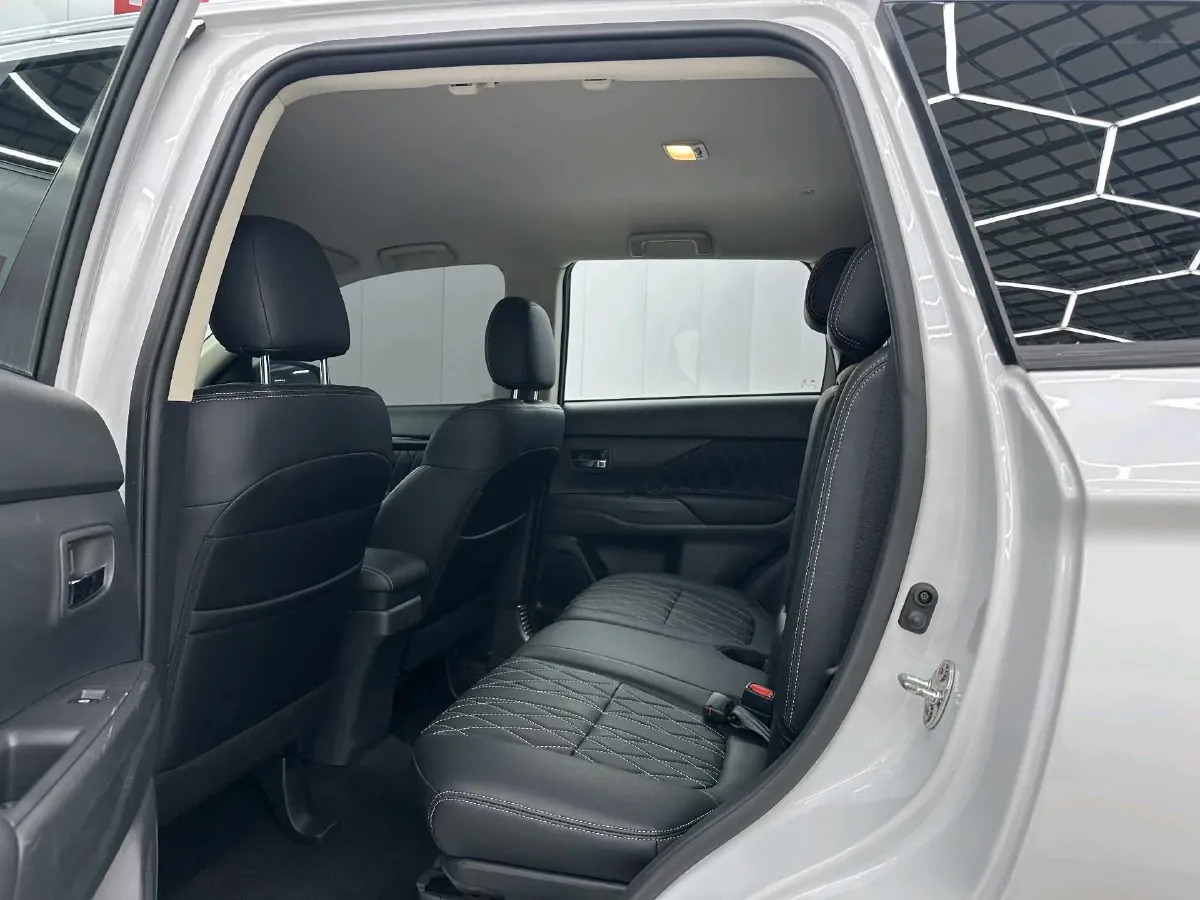 2021 Mitsubishi Outlander 2.0L 166HP L4 CVT,autocango,china used car exporter,china ev exporter,chinese used car exporter,chinese used ev exporter