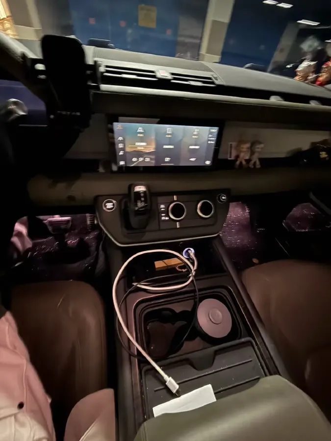 2020 Land Rover Defender 3.0T 400HP L6 8AT,autocango,china used car exporter,china ev exporter,chinese used car exporter,chinese used ev exporter