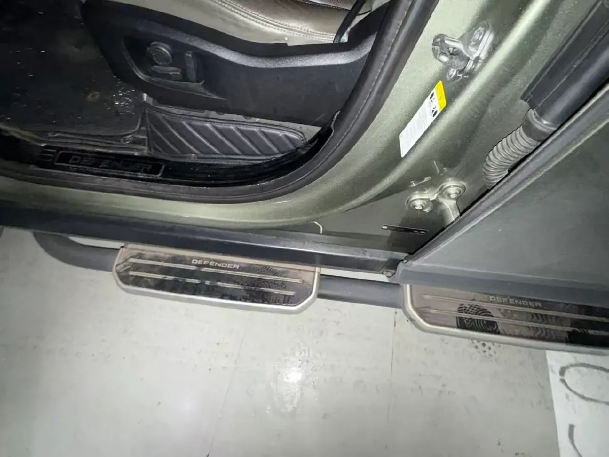 2020 Land Rover Defender 3.0T 400HP L6 8AT,autocango,china used car exporter,china ev exporter,chinese used car exporter,chinese used ev exporter