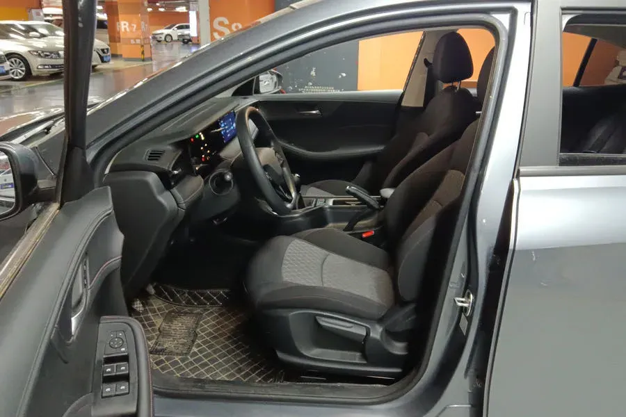 2023 Roewe i5 1.5L 129HP L4 5MT,autocango,china used car exporter,china ev exporter,chinese used car exporter,chinese used ev exporter