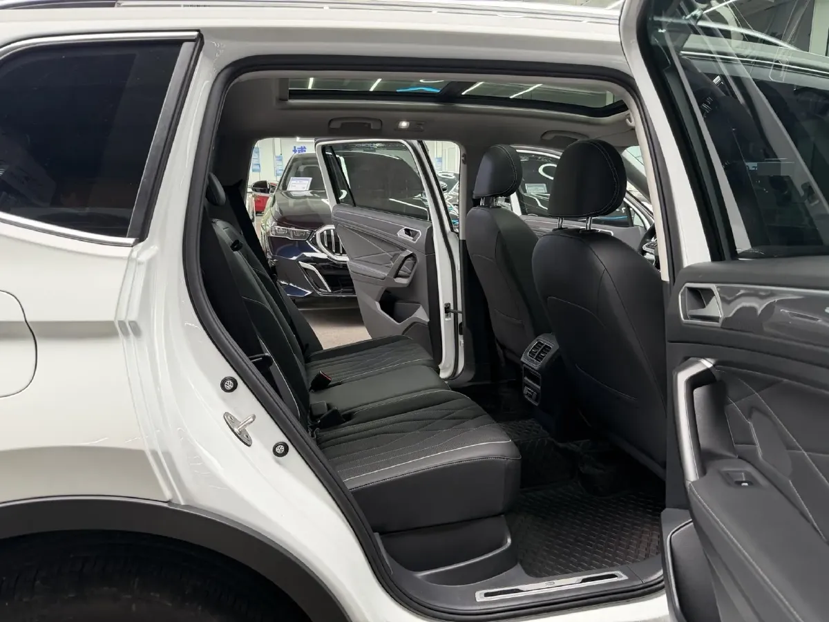 2024 Volkswagen Tiguan L 2.0T 186HP L4 7DCT,autocango,china used car exporter,china ev exporter,chinese used car exporter,chinese used ev exporter