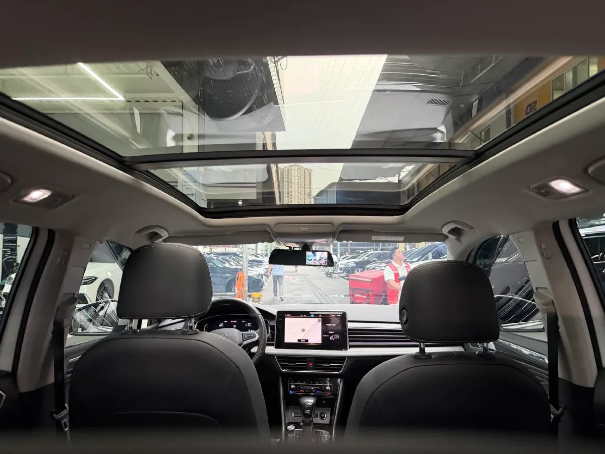 2024 Volkswagen Tiguan L 2.0T 186HP L4 7DCT,autocango,china used car exporter,china ev exporter,chinese used car exporter,chinese used ev exporter