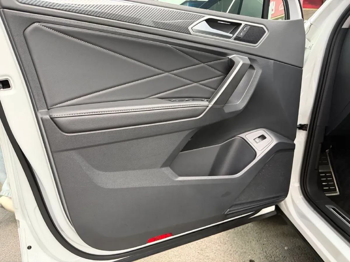 2024 Volkswagen Tiguan L 2.0T 186HP L4 7DCT,autocango,china used car exporter,china ev exporter,chinese used car exporter,chinese used ev exporter