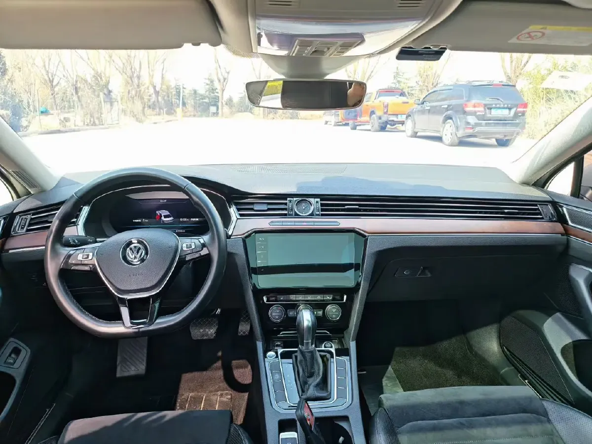 2019 Volkswagen Magotan 2.0T 186HP L4 7DCT,autocango,china used car exporter,china ev exporter,chinese used car exporter,chinese used ev exporter