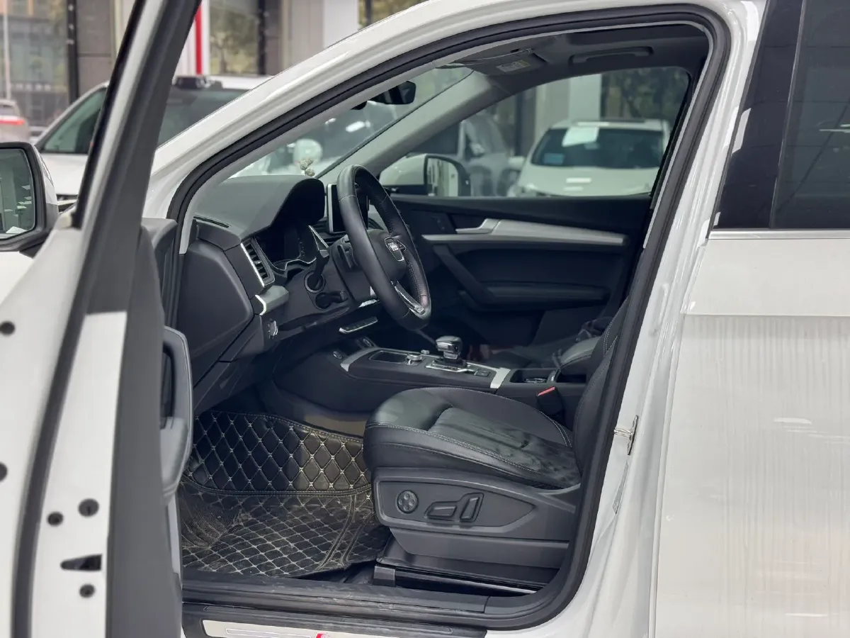 2020 Audi Q5L 2.0T 190HP L4 7DCT,autocango,china used car exporter,china ev exporter,chinese used car exporter,chinese used ev exporter