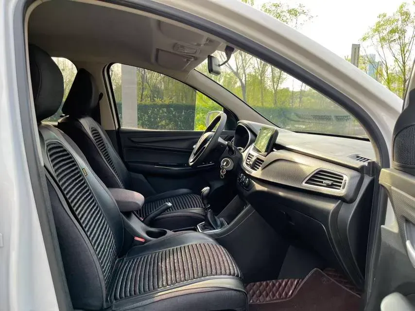 2019 BaoJun 730 1.5L 105HP L4 6MT,autocango,china used car exporter,china ev exporter,chinese used car exporter,chinese used ev exporter