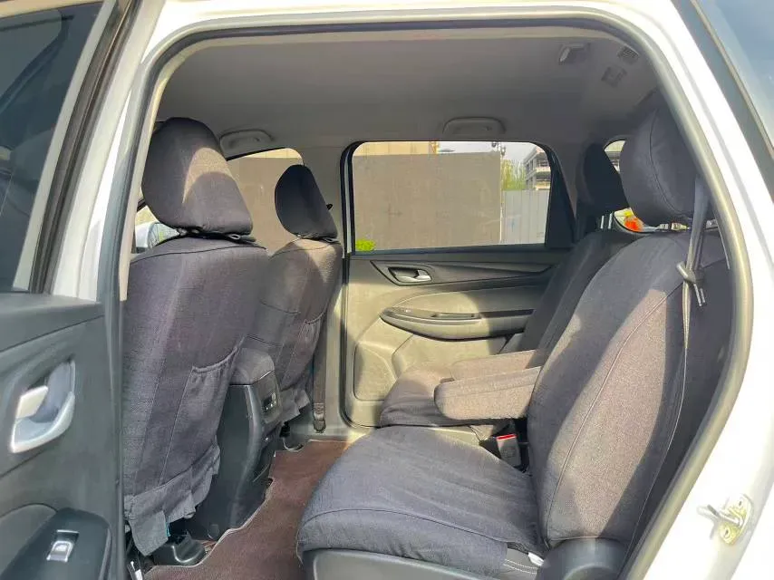 2019 BaoJun 730 1.5L 105HP L4 6MT,autocango,china used car exporter,china ev exporter,chinese used car exporter,chinese used ev exporter