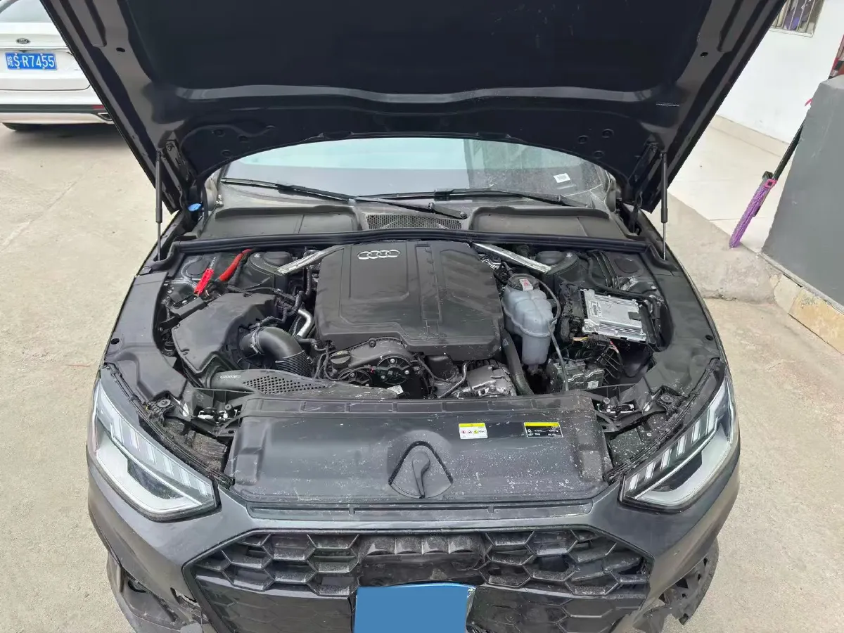 2025 Audi A4L 2.0T 190HP L4 7DCT,autocango,china used car exporter,china ev exporter,chinese used car exporter,chinese used ev exporter