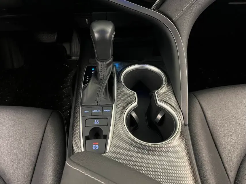 2021 Toyota Camry 2.5L 209HP L4 8AT,autocango,china used car exporter,china ev exporter,chinese used car exporter,chinese used ev exporter