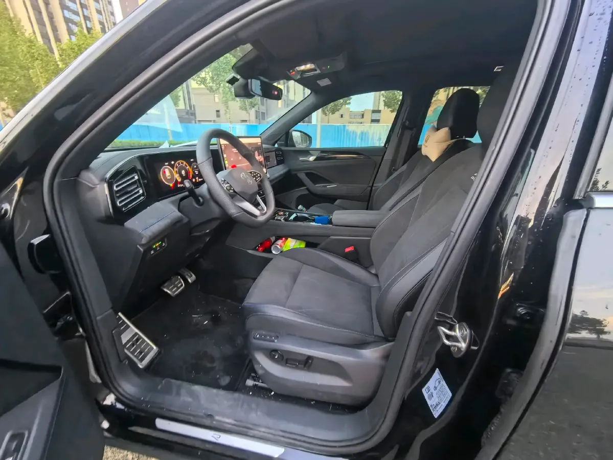 2026 Volkswagen Tiguan L 2.0T 220HP L4 7DCT,autocango,china used car exporter,china ev exporter,chinese used car exporter,chinese used ev exporter