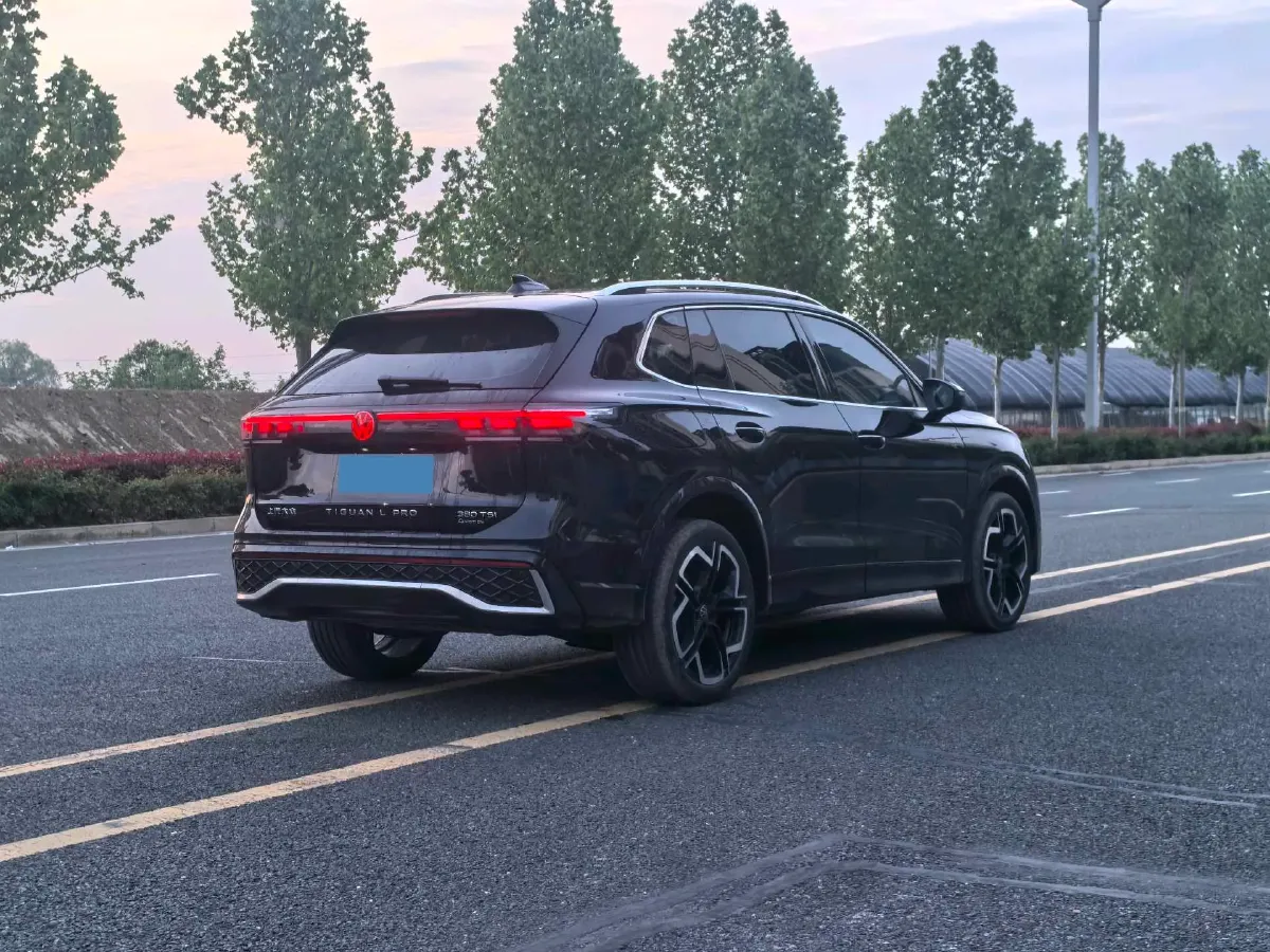 2026 Volkswagen Tiguan L 2.0T 220HP L4 7DCT,autocango,china used car exporter,china ev exporter,chinese used car exporter,chinese used ev exporter