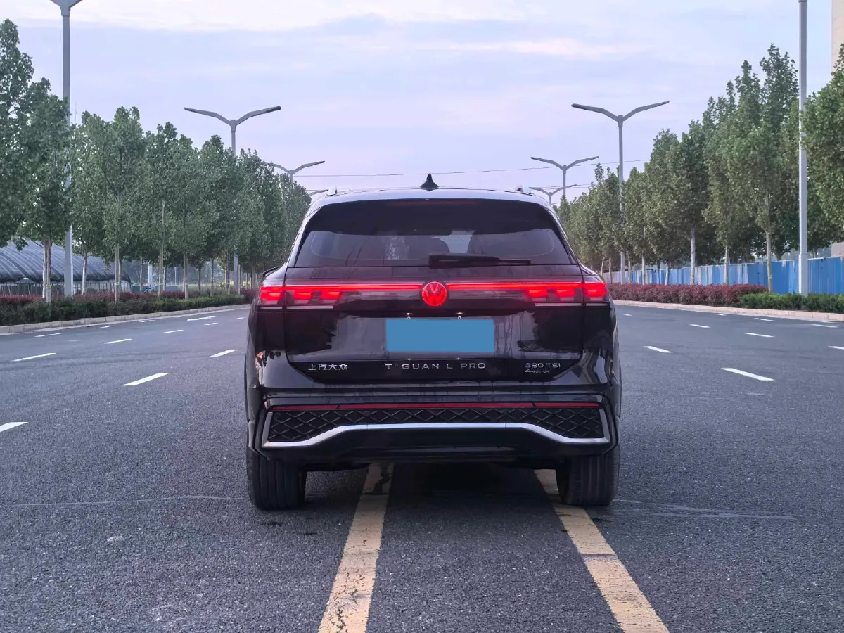 2026 Volkswagen Tiguan L 2.0T 220HP L4 7DCT,autocango,china used car exporter,china ev exporter,chinese used car exporter,chinese used ev exporter