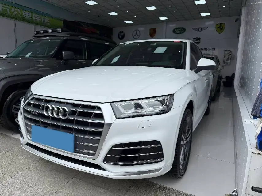 2020 Audi Q5L 2.0T 190HP L4 7DCT,autocango,china used car exporter,china ev exporter,chinese used car exporter,chinese used ev exporter
