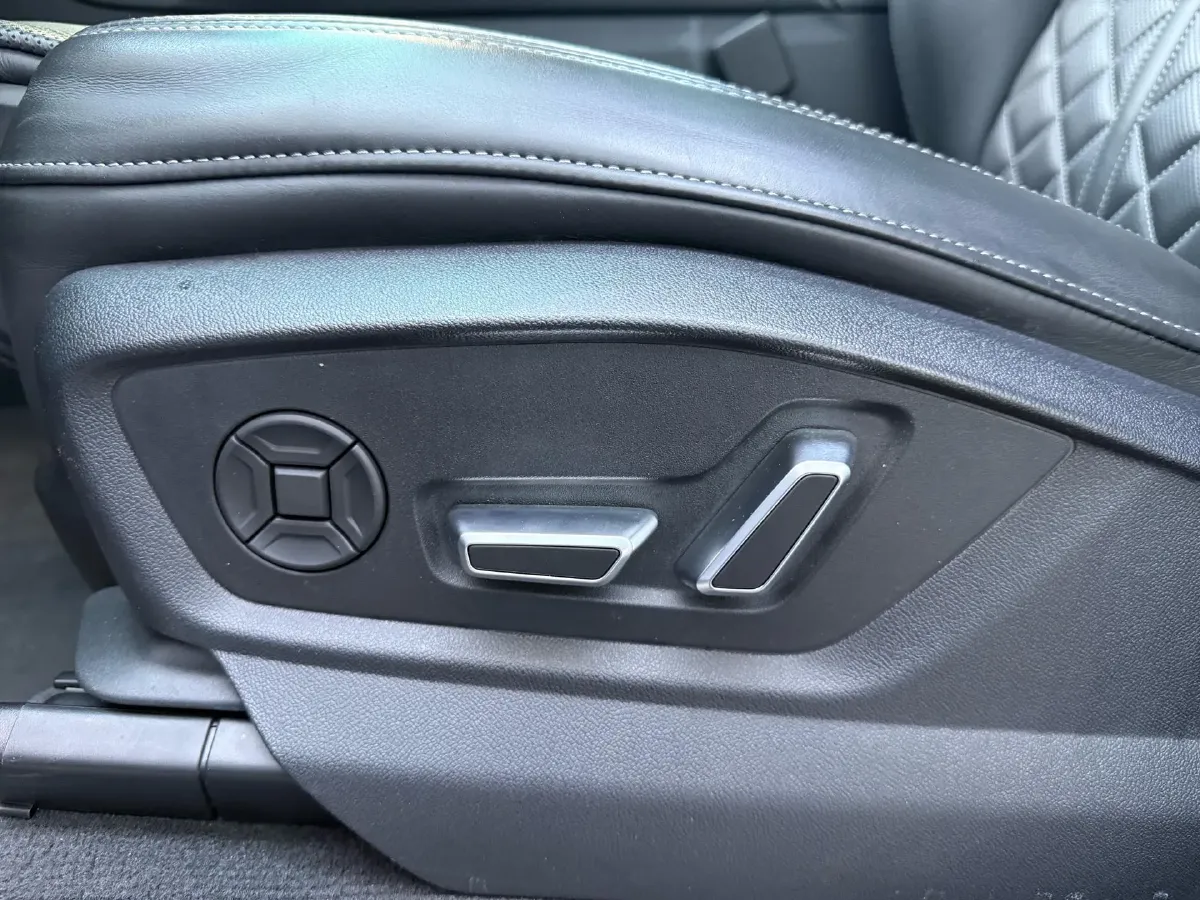 2024 Audi SQ7 4.0T 507HP V8 8AT,autocango,china used car exporter,china ev exporter,chinese used car exporter,chinese used ev exporter