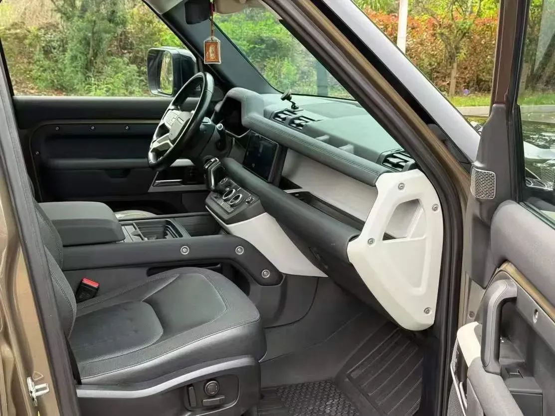 2020 Land Rover Defender 3.0T 400HP L6 8AT,autocango,china used car exporter,china ev exporter,chinese used car exporter,chinese used ev exporter