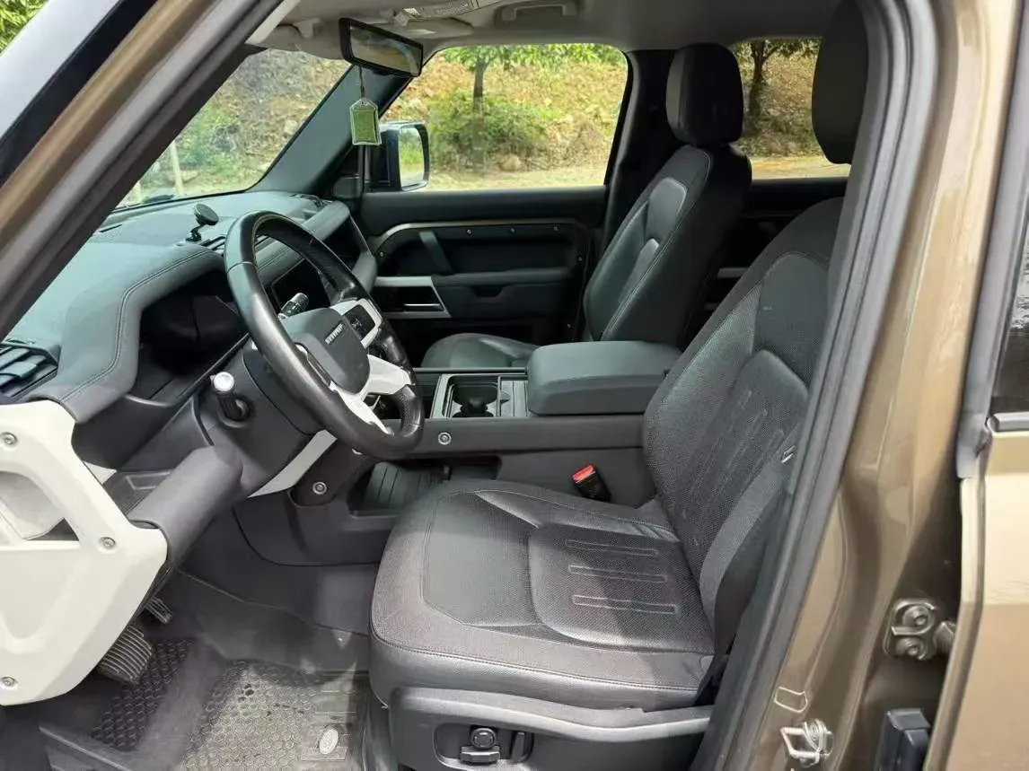 2020 Land Rover Defender 3.0T 400HP L6 8AT,autocango,china used car exporter,china ev exporter,chinese used car exporter,chinese used ev exporter
