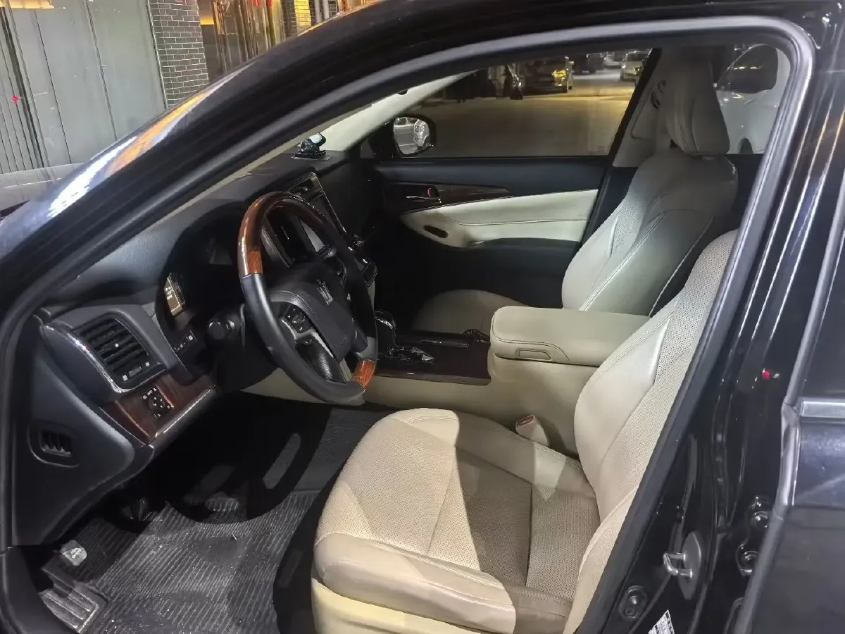 2015 Toyota Crown 2.0T 235HP L4 8AT,autocango,china used car exporter,china ev exporter,chinese used car exporter,chinese used ev exporter