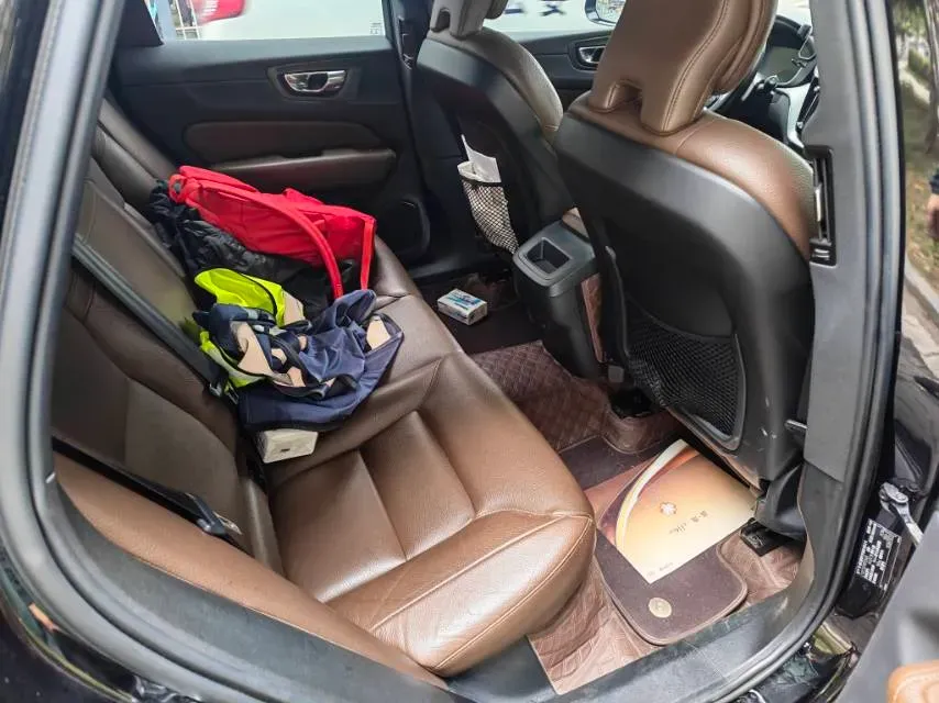 2021 Volvo XC60 2.0T 250HP L4 8AT,autocango,china used car exporter,china ev exporter,chinese used car exporter,chinese used ev exporter