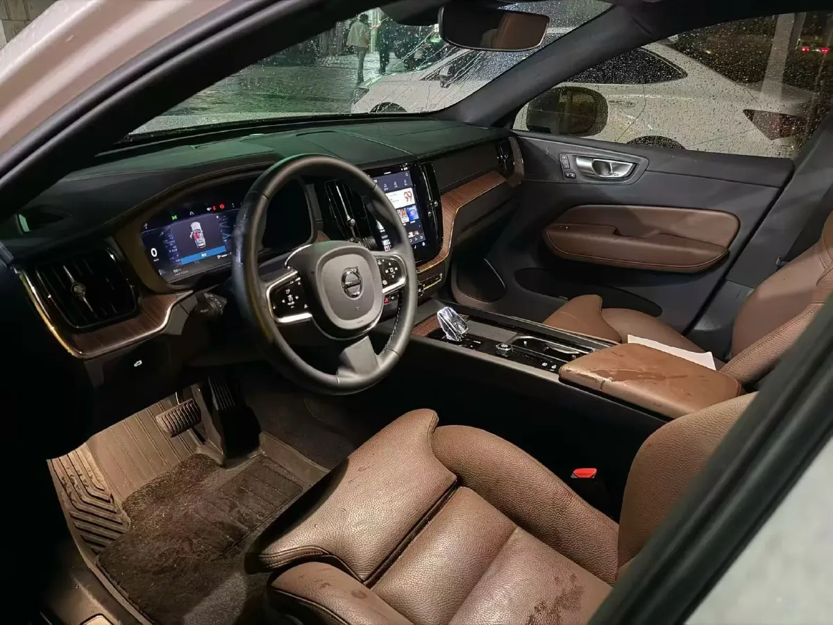 2024 Volvo XC60 2.0T 250HP L4 8AT,autocango,china used car exporter,china ev exporter,chinese used car exporter,chinese used ev exporter