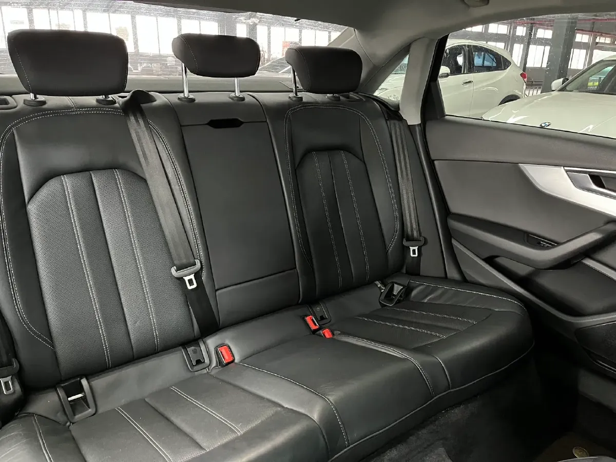 2022 Audi A4L 2.0T 190HP L4 7DCT,autocango,china used car exporter,china ev exporter,chinese used car exporter,chinese used ev exporter