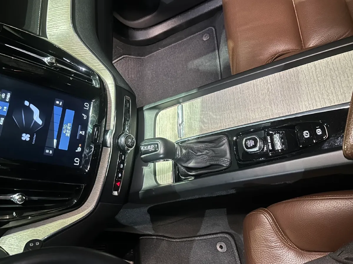 2020 Volvo XC60 2.0T 254HP L4 8AT,autocango,china used car exporter,china ev exporter,chinese used car exporter,chinese used ev exporter