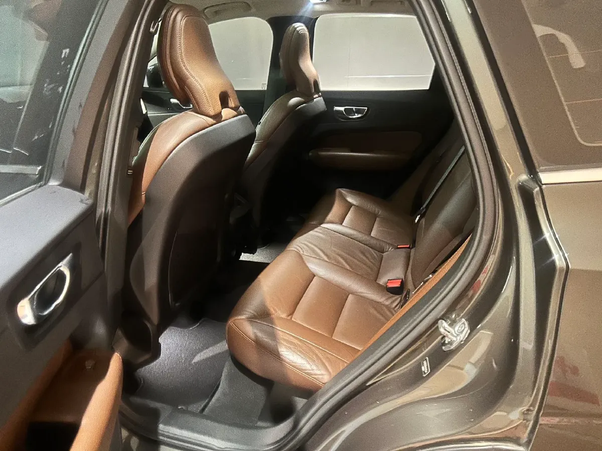 2020 Volvo XC60 2.0T 254HP L4 8AT,autocango,china used car exporter,china ev exporter,chinese used car exporter,chinese used ev exporter