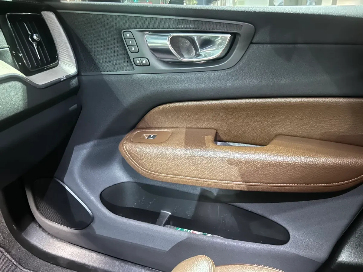 2020 Volvo XC60 2.0T 254HP L4 8AT,autocango,china used car exporter,china ev exporter,chinese used car exporter,chinese used ev exporter