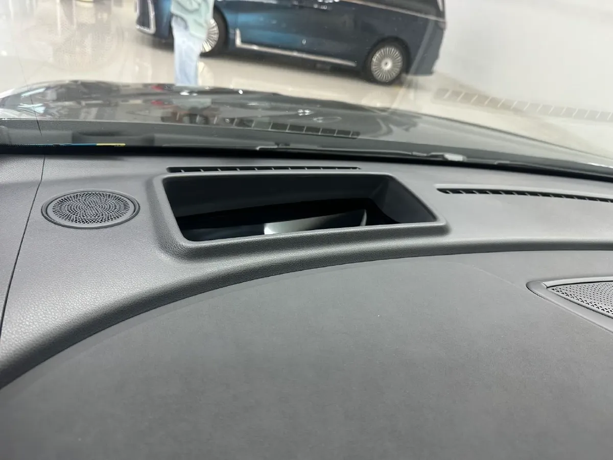 2025 Voyah Dream 1.5T 150HP L4 PHEV 41.7KWH,autocango,china used car exporter,china ev exporter,chinese used car exporter,chinese used ev exporter