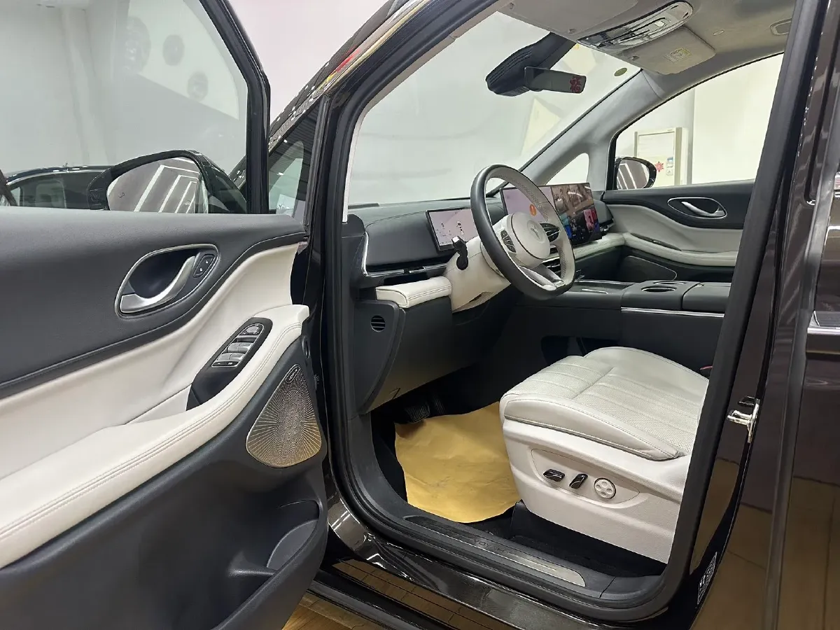 2025 Voyah Dream 1.5T 150HP L4 PHEV 41.7KWH,autocango,china used car exporter,china ev exporter,chinese used car exporter,chinese used ev exporter